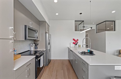 People's Freeway Apartment | Stylish SLC Getaway 2-Bed, 2-Bath with Balcony