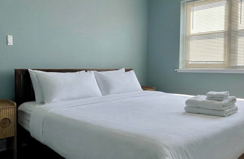 Lake View East Apartment | Stylish Sleeps 6 1 Free Parking