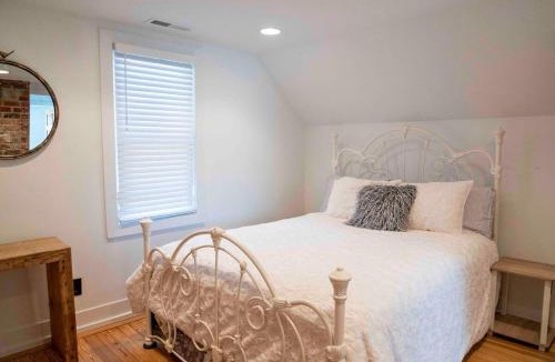 Dundee-Happy Hollow Historic District House | Stylish Stay Near CWS, Zoo & Downtown Fun