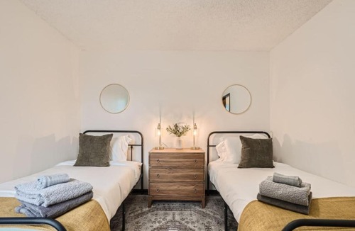 South Westminster House | Stylish Townhouse Retreat - 15 min to DT