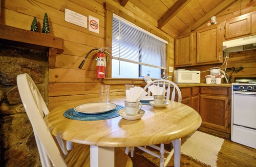 Broken Bow Cabin | Sugarberry Shack | Honeymoon Cabin | Fireplace & Near Beavers Bend