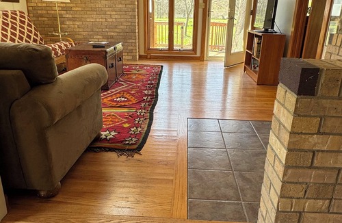 Lawrence House | Sunflower/Mushroom Farmhouse just 6 minutes from Lawrence "Wakarusa Valley Farm"