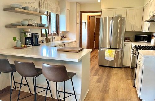 Hutchinson House | Sunlit Maple Inn - Charming 3 bedroom house in NW Hutchinson