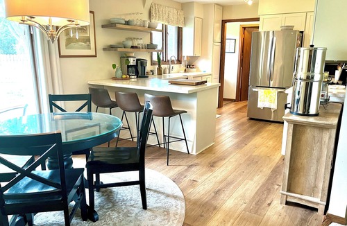 Hutchinson House | Sunlit Maple Inn - Charming 3 bedroom house in NW Hutchinson