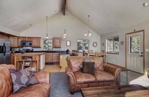 Valley of the Sun Cabin | Sunny Pines: Centrally Located Mountain Cabin