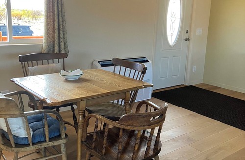 Torrey House | Sunny & Private I bedroom House with Sun Room for Guests