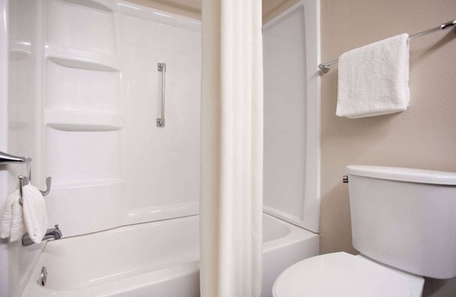 Lenexa Hotel | Super 8 by Wyndham Lenexa Overland Park/Mall Area