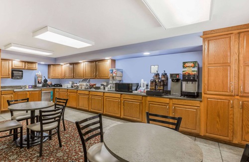 Manhattan Hotel | Super 8 by Wyndham Manhattan KS