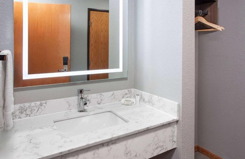 McHenry Hotel | Super 8 by Wyndham McHenry Fox Lake Area