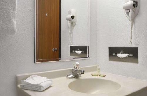Park City Hotel | Super 8 by Wyndham Park City/North Wichita Area