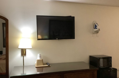 Riverside Hotel | Super 8 by Wyndham Riverside/Kansas City