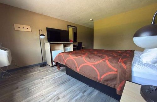 Topeka Hotel | Super 8 by Wyndham Topeka/Wanamaker RD/I-70