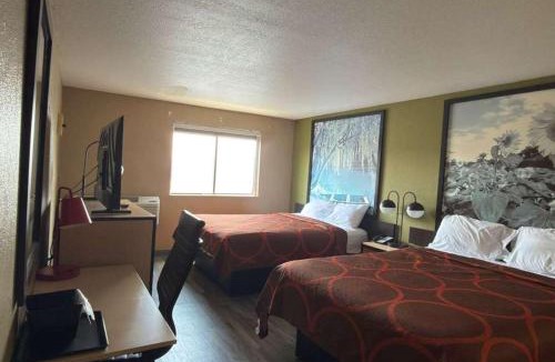 Topeka Hotel | Super 8 by Wyndham Topeka/Wanamaker RD/I-70