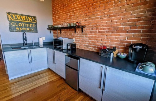 Waverly Apartment | Swanky Downtown Loft