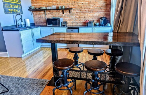 Waverly Apartment | Swanky Downtown Loft
