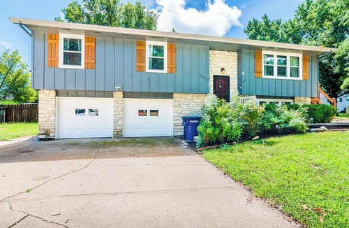 Manhattan House | Tailgate House Near Stadium! Fire pit, basketball ct, pool table! Cozy and fun!