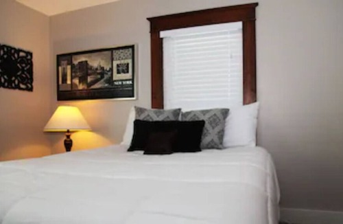 Cottonwood Falls House | Taylor Historic Guesthouse - Cottonwood Falls: Escape to a piece of history !