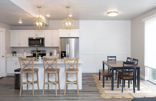 Orem House | Temple view Townhome in Orem w/King bed