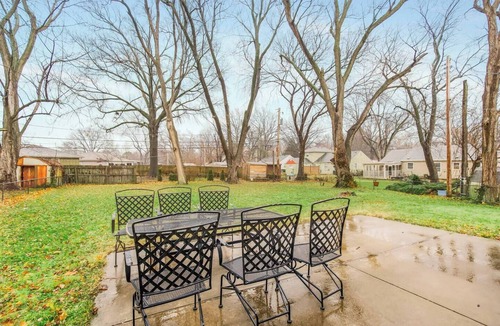 Overland Park Apartment | Ten blocks from Old Downtown Overland Park, KS