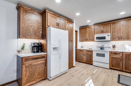 Hutchinson House | Terminal 23 Lounge. Gorgeous Remodeled 5 bedroom Home in Hutchinson