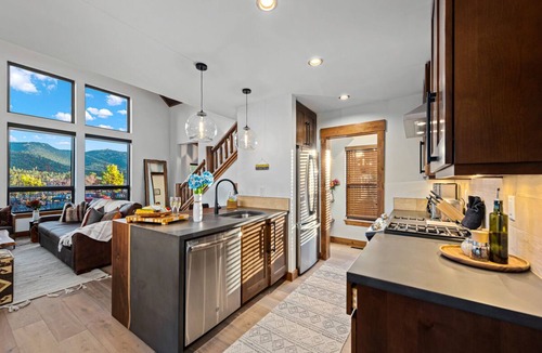 Estes Park Cabin | The Bears Den - Jacuzzi, Fireplace, BBQ Grill