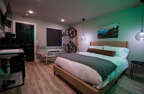 Bentonville Cabin | The Bike Inn #4, Centennial Park, Single Room