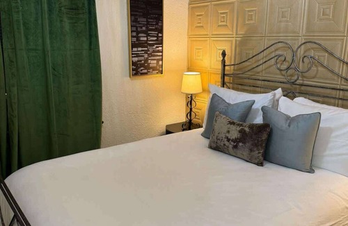 Bisbee Hotel | The Block Basic Room - Queen