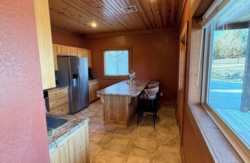 Winfield House | The Cabin Retreat on 47 acres, fishing, kayaking, views!
