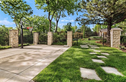 Manhattan Cottage | The Carriage House - Historic getaway in the heart of the city!