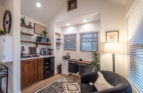 Elm Mott RV Rental | The Chickadee Treehouse 15MIN to Magnolia & Baylor
