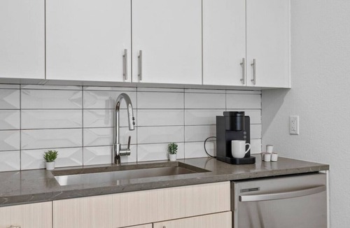 Aurora Apartment | The Chill Zone - Pet Friendly!