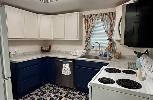 Ellis Cottage | "The Coop" - Charming 2-bedroom cottage in Ellis. Dogs Welcome!