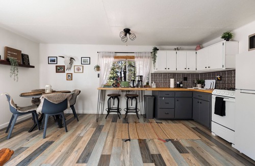 Florissant Cabin | The Den- Forest Cabin Retreat