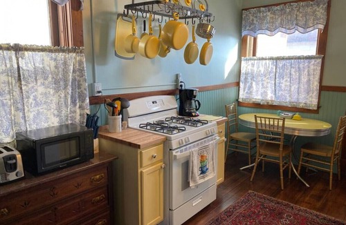 St. Joseph House | "The Edmond" an 1887 Arts & Crafts gem! - 1 King - 1 Queen