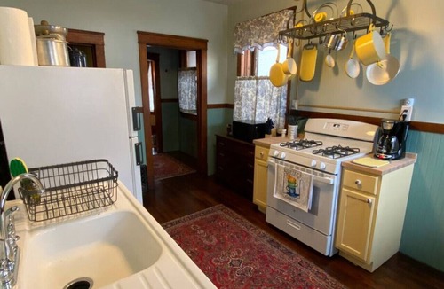 St. Joseph House | "The Edmond" an 1887 Arts & Crafts gem! - 1 King - 1 Queen