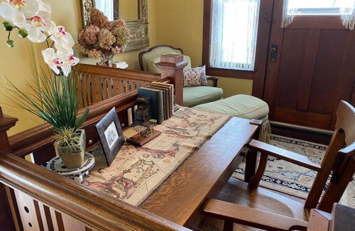 St. Joseph House | "The Edmond" an 1887 Arts & Crafts gem! - 1 King - 1 Queen