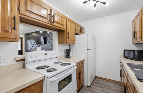 Pittsburg Apartment | The Goldfinch: Townhouse Mins to University Sleeps 6
