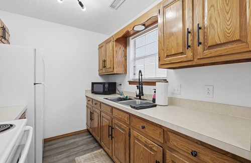 Pittsburg Apartment | The Goldfinch: Townhouse Mins to University Sleeps 6