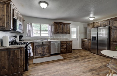 Joplin House | The Greystone- Spacious + Updated home in SE Joplin