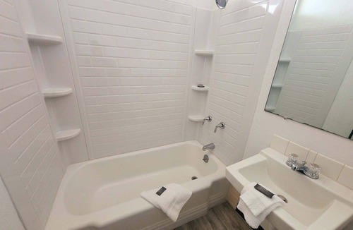 Salina Hotel | The Hastings Inn Salina