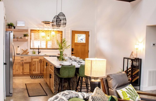 Eagle Rock House | The Hideaways on Rickety Ridge. Secluded & Dog-friendly on TRL. Sparkly Clean!