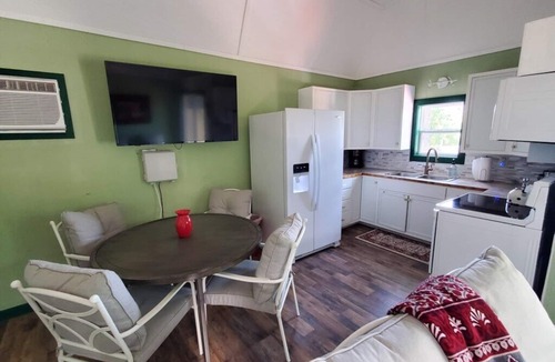 Royal Cabin | The Juniper ~ Cabin Fourteen ~ Pet Friendly ~ Lakefront