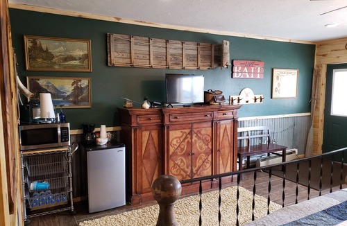 Panguitch House | The Lazy Ass Ranch. The Field and Stream Room. Very pet-friendly. Tempur-Pedic.