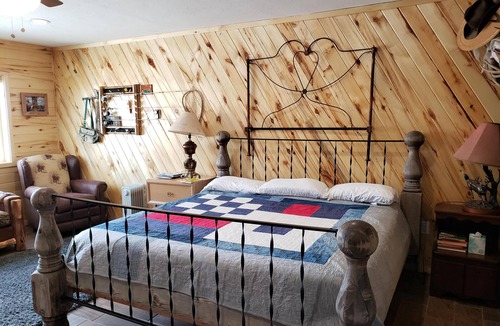 Panguitch House | The Lazy Ass Ranch. The Field and Stream Room. Very pet-friendly. Tempur-Pedic.