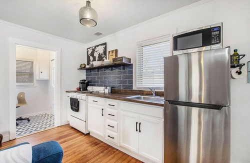 Mission House | The Little House - Pet-Friendly Home in Overland Park