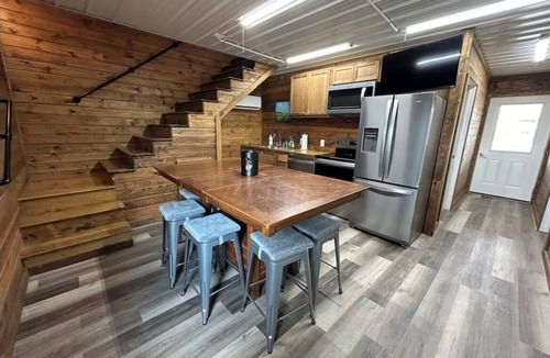 Crawford County Cabin | The Lodge at 11 Rock Ranchn7 bedroom heat and air, wifi and pool!