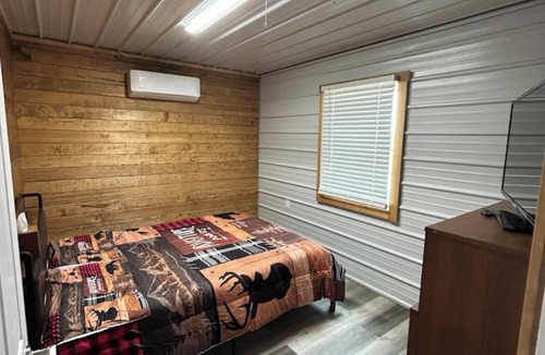 Crawford County Cabin | The Lodge at 11 Rock Ranchn7 bedroom heat and air, wifi and pool!