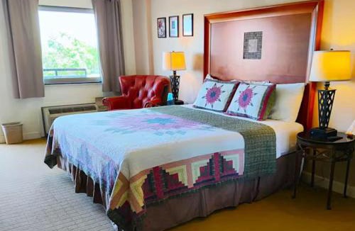 Russell Hotel | The Lodge at Russell - Russell Inn