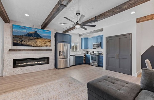 Kearns Apartment | The Lofty Lodge, Cozy and Lux