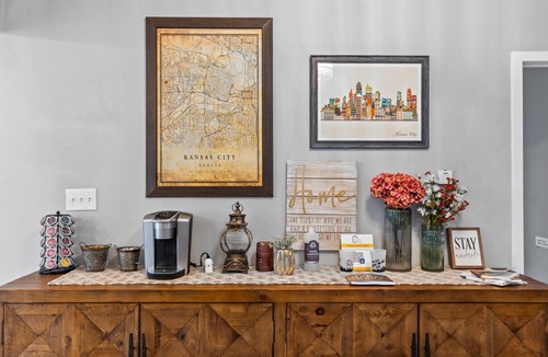 South Hyde Park House | The Lounge - Perfect location walkable to KC Streetcar, Nelson & Plaza!